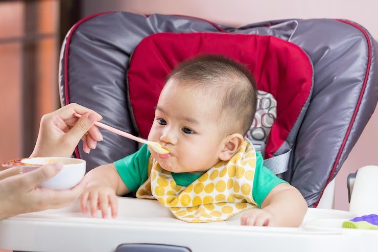posisi duduk bayi saat mpasi, posisi makan anak yang benar, kursi makan bayi, panduan mpasi aman, cara duduk bayi saat makan, tips mpasi nyaman, high chair untuk mpasi, menghindari tersedak saat mpasi, kebiasaan makan bayi, posisi kaki saat makan bayi